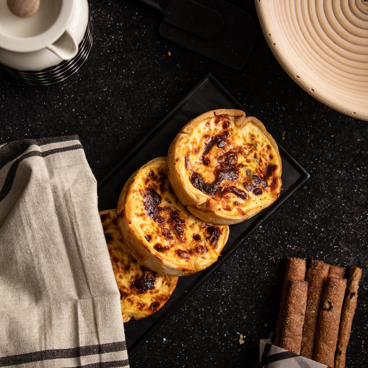 quichet-kaesan-kotileipomo-tuotteet Kinkku-aurajuustoquiche - Image 1